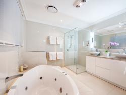 Какая краска для потолка ванной лучше: характеристики и качества (35 фото)